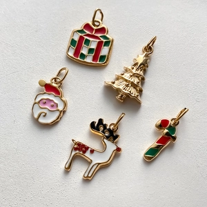 DIY Weihnachtsanhänger-Set aus Goldmetall mit bunten Emaille-Icons auf weißem Grund
