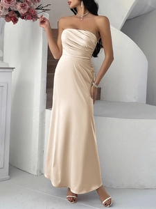 Detailaufnahme des champagnerfarbenen Satin-Abendkleides ohne Träger mit Textur