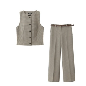 Ensemble deux pièces femme avec gilet à carreaux, pantalon large et ceinture brune