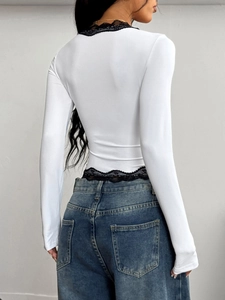 Top aderente bianco a maniche lunghe con bordo in pizzo nero, vista posteriore