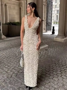 Robe longue élégante blanc crème à col en V sans manches avec texture florale 3D plissée