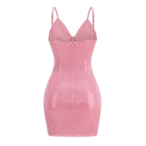 Détails du dos d'une mini-robe rose à paillettes avec fines bretelles et zip invisible