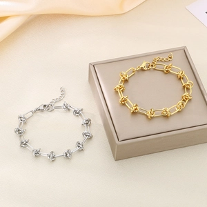 Detailansicht polierter Hip-Hop-Knotenketten-Armbänder in Gold- und Silberoptik
