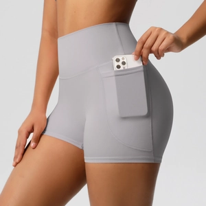 Détail d'un short de yoga gris à taille haute avec une poche latérale pour un téléphone