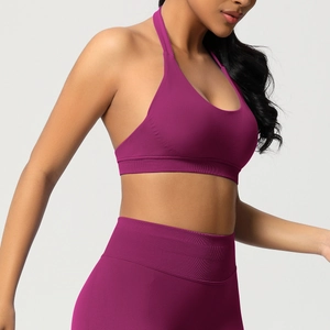 Détail de la brassière de yoga licou sans couture prune et du legging de compression taille haute