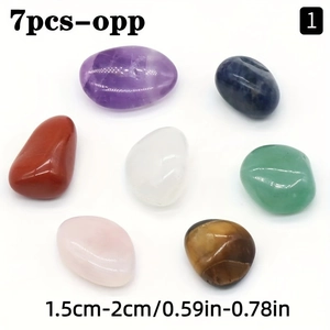 Vista macro de 7 piedras de energía chakra naturales pulidas que incluyen amatista y cuarzo