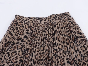 Dettaglio macro delle pieghe in chiffon leopardato e della trama del tessuto in vita