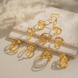 Bagues minimalistes en acier inoxydable plaqué or 18 carats avec designs ondulés abstraits