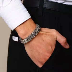 Pulsera de doble cadena de acero inoxidable plateada para hombre en la muñeca con estilo
