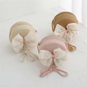 Sacs ronds en paille pour enfants avec nœuds en dentelle et fleurs en crème et rose
