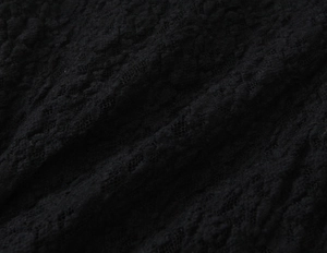 Gros plan sur la dentelle noire complexe et les détails de la matière ajourée texturée