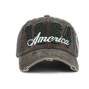 Détail de la broderie 1964 America sur casquette en coton lavé avec visière effet usé