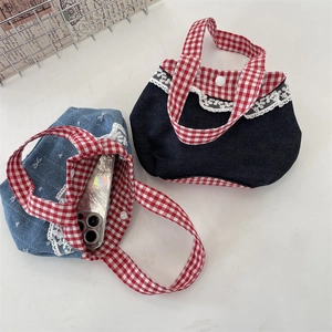 Détail de sacs en denim avec bordure en dentelle et poignées à carreaux rouges pour mobile