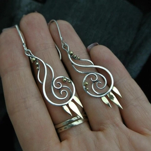 Orecchini a gancio a spirale stile gypsy in argento antico con ciondoli a foglia