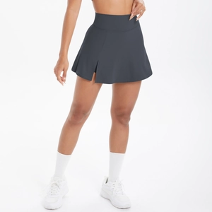 Détail jupe de tennis gris foncé à taille haute avec fente latérale et short intégré