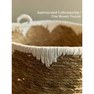 Détail d'un panier de rangement tressé avec franges en coton blanc et texture naturelle
