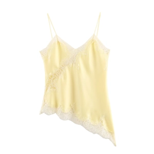 Blassgelbes Satin-Unterhemd mit Spitzenbesatz und asymmetrischem Saum auf weißem Grund