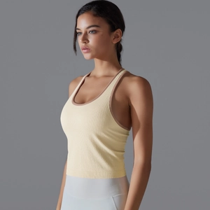 Détail du débardeur de yoga en maille côtelée avec liseré contrasté brun et coupe ajustée