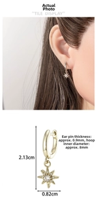 Vue détaillée de boucles d'oreilles étoiles or café avec zircons brillants incrustés