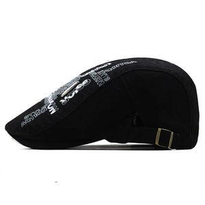 Détail de la casquette béret noire en coton avec broderie blanche et logo en métal