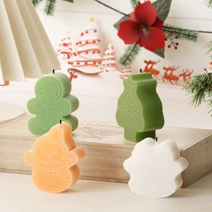 Détails des bougies de Noël en forme de bonhomme de pain d'épices et sapin