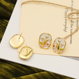 Elegant tulip enamel flower stud earrings with pearls and gold plating in retro style