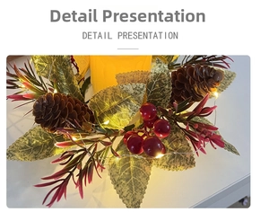 Détail macro du bougeoir de Noël avec pommes de pin, baies rouges et guirlande LED
