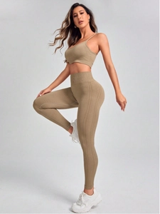 Détail de l'ensemble legging côtelé sans couture à taille haute et brassière sport