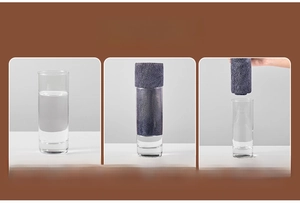 Comparaison détaillée du chiffon microfibre violet montrant sa forte capacité d'absorption