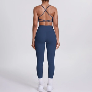 Vue arrière de l'ensemble de yoga bleu foncé avec bretelles croisées et legging taille haute