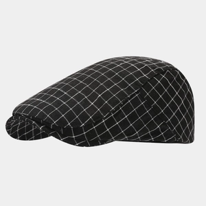 Gros plan sur le motif à petits carreaux noir et blanc et la texture de la casquette