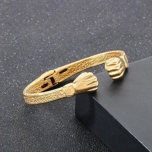 Bracciale rigido retrò in acciaio dorato con estremità a pugno e finitura interna martellata