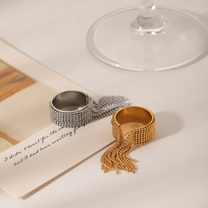 Dettagli di anelli con nappe dorate e argentate e trama metallica elegante vintage