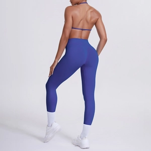 Dettaglio dei pantaloni da yoga a vita alta blu scuro e del reggiseno sportivo senza cuciture