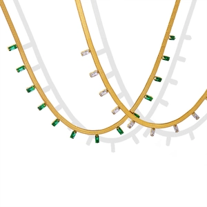 Collier maille serpent plaqué or 18K avec pendentifs en zircone vert émeraude et blanc