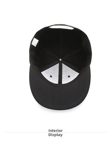Vista detallada del interior de una gorra hip hop negra hecha de tela 100% poliéster