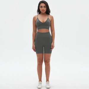 Detail eines dunkelgrauen nahtlosen Yoga-Sets mit V-Ausschnitt Sport-BH und High-Waist-Shorts