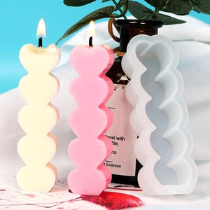 Stampo in silicone per 5 candele a cuore impilate con candele finite rosa e bianche