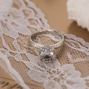 Luxurious geometric open ring with large round zircon and pavé diamonds in silver finish