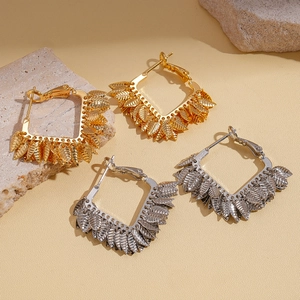 Boucles d'oreilles créoles carrées dorées et argentées avec pampilles de feuilles