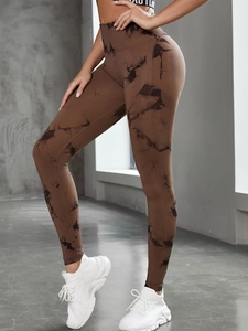 Gros plan sur un legging de yoga tie-dye à taille haute en tissu jacquard sans couture