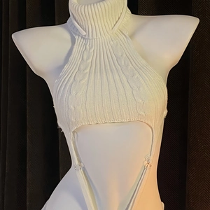 White high-neck halter bodysuit in cable knit with backless and hollow-out design