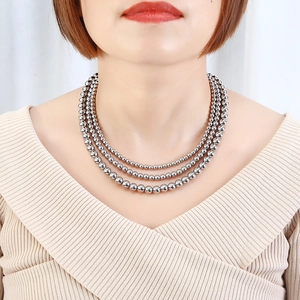 Collana a tre strati di perle in acciaio inossidabile argento lucido per donna elegante