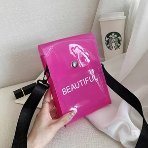 Dettaglio della piccola borsa rosa trasparente con tracolla e scritta Beautiful