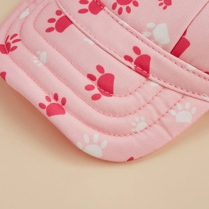 Dettaglio macro del berretto rosa per animali con cuciture rifinite e motivi di zampe