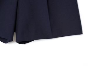 Vue détaillée de l'ourlet soigné et du tissu tissé sur ce short décontracté bleu foncé