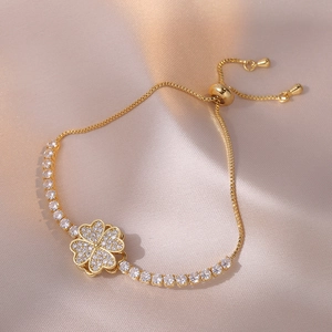 Verstellbares goldenes Kleeblatt-Armband mit funkelnden Strasssteinen und Schiebekette