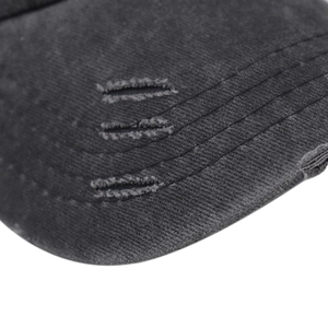 Nahaufnahme der abgenutzten Krempe einer grauen gewaschenen Canvas Baseballkappe im Vintage-Stil