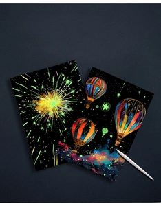 Détail d'un kit de cartes à gratter néon avec dessins de feux d'artifice et montgolfières
