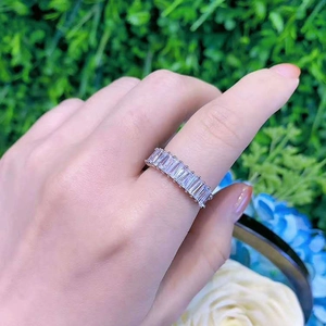 Dettaglio di pietre di zircone taglio smeraldo su anello in argento con griffe